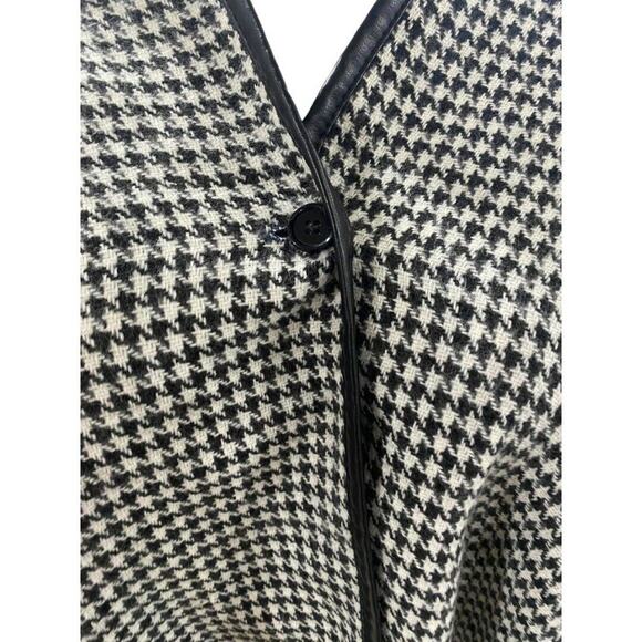 Reversible Shawl Herringbone One Side And Plaid On The Other Button Closure - Picture 3 of 9